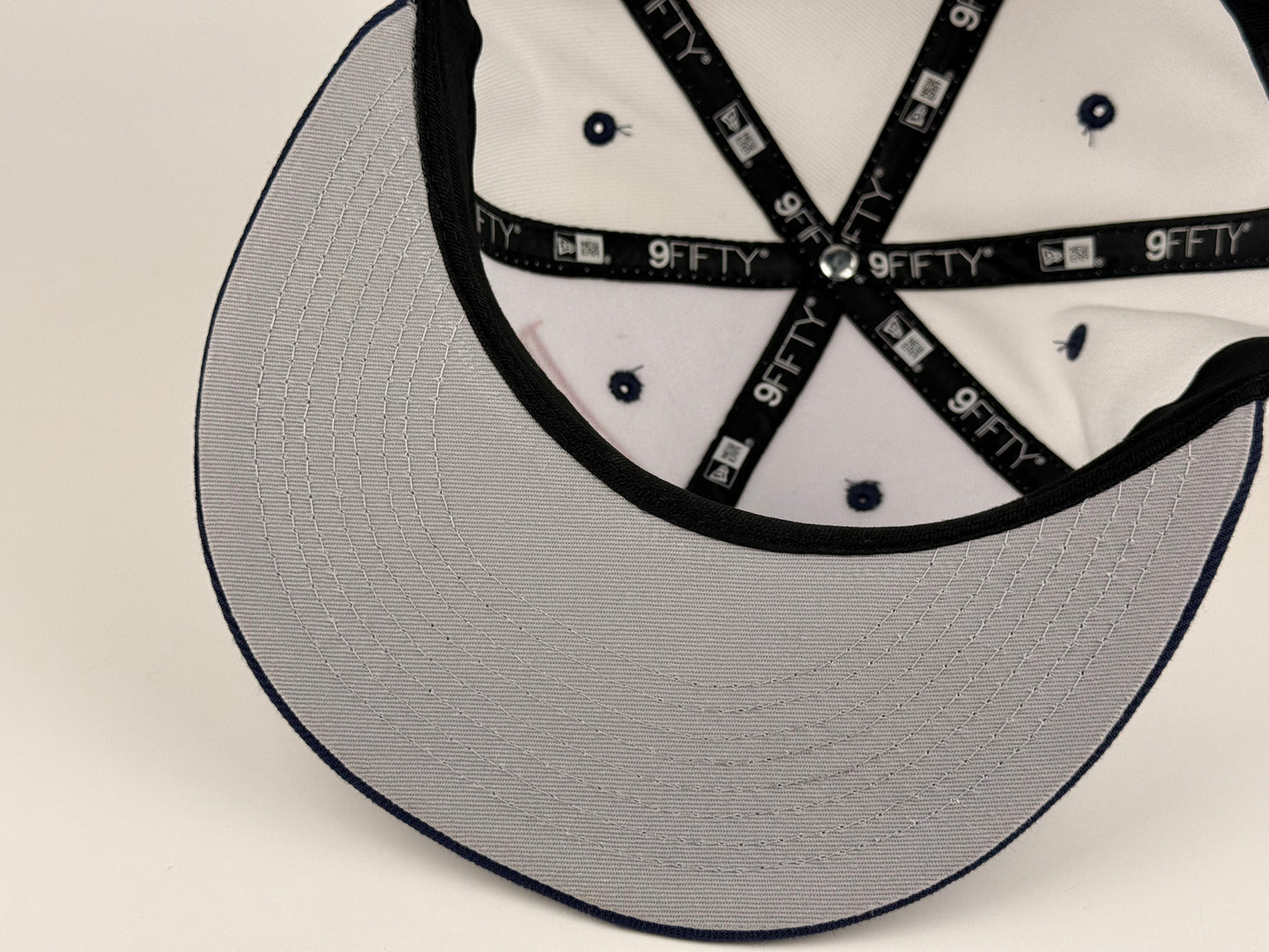 Chicago White Sox MLB New Era Cap 9FIFTY Snapback Hat White Crown Navy Blue Visor