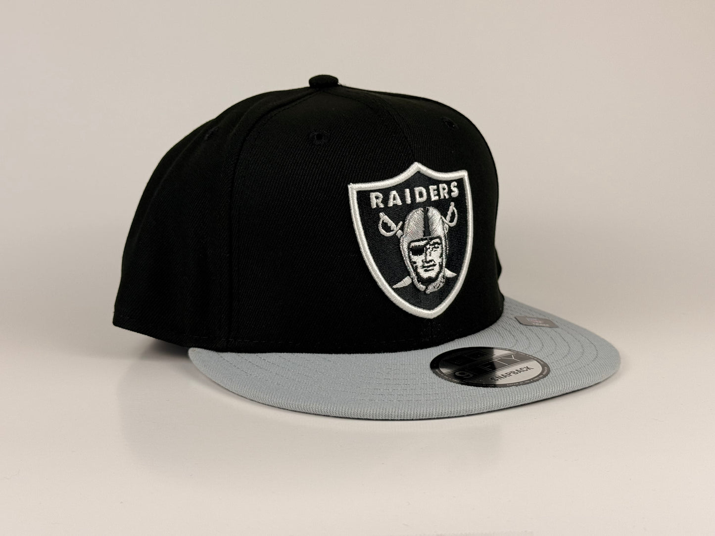 Las Vegas Raiders NFL New Era Cap 9FIFTY Snapback Hat Black Crown Gray Visor